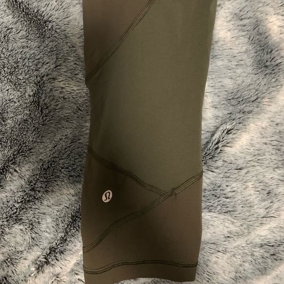 Lululemon cropped leggings. Olive green. Size 6 - Picture 2 of 3